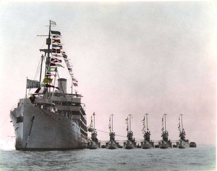 Datei:USS Canopus and Subs-.jpg