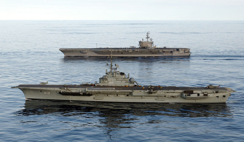 Plik:A12 & CVN76.jpg
