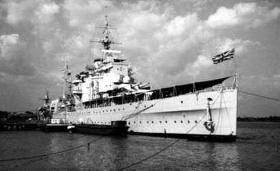 Британский_крейсер_HMS_London_в_Сайгоне,_1949_год.jpg