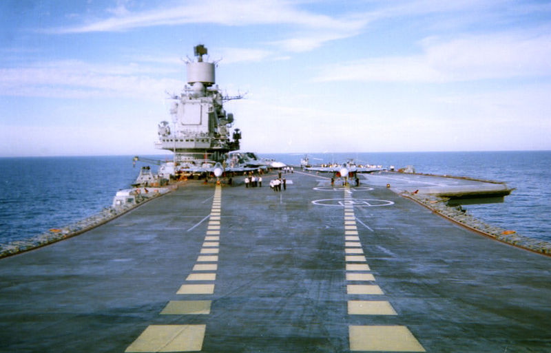 Datei:Взлётная палуба авианосца.jpg