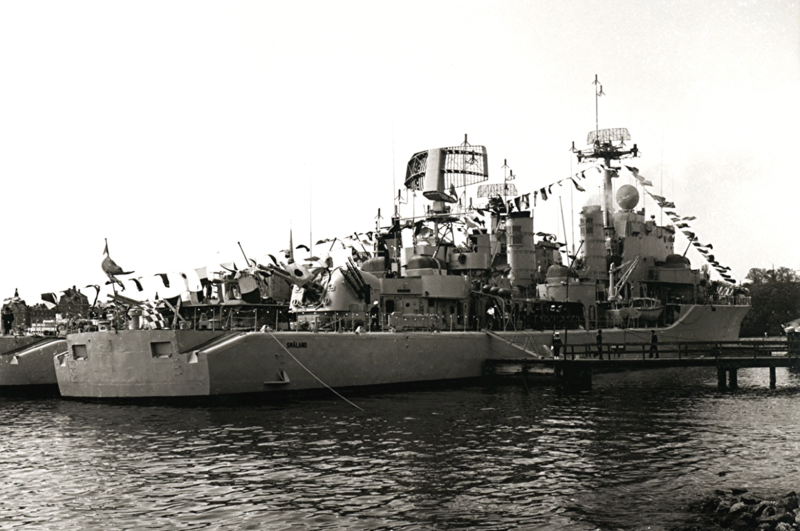 Plik:Smaland J19 in harbour.png