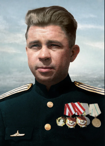 Datei:Александр Иванович Маринеско  в цвете.png