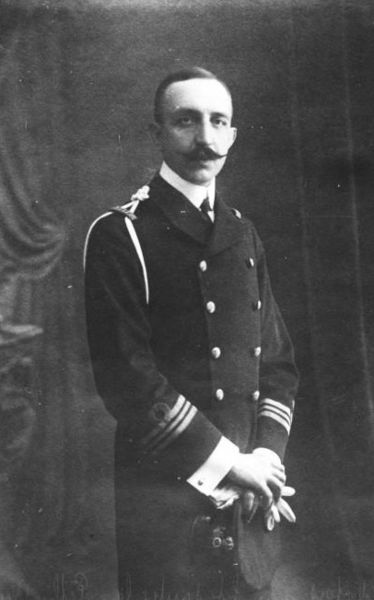 Datei:Lieutenant Votsis.jpg